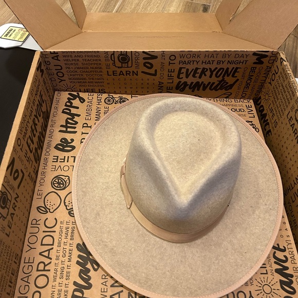 Monroe Rancher in Oatmeal - NWT - Picture 9 of 10